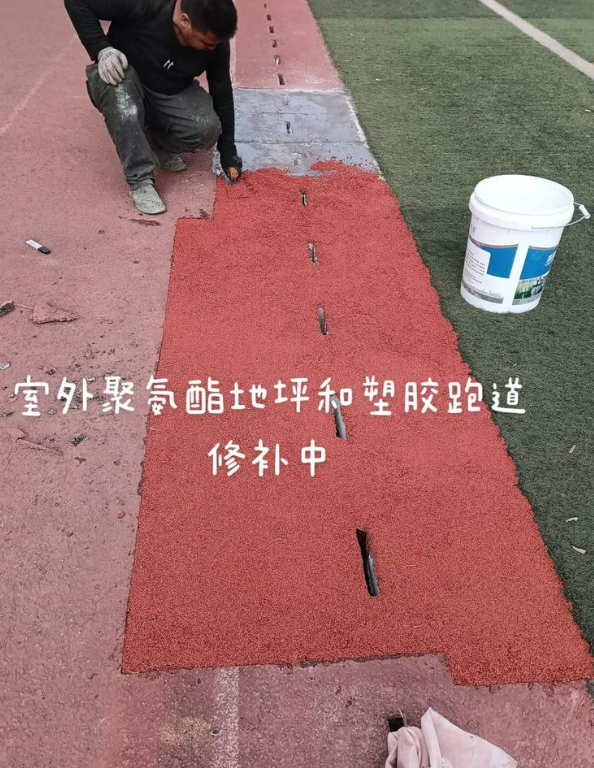休宁球场地面翻新维修，核心是先诊断破损